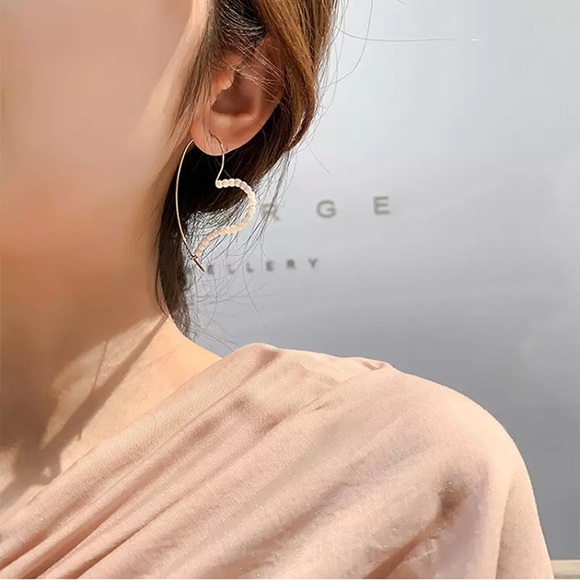 “Queen of Hearts” Pearl Hoop Dainty Retro Earrings - Picture 10 of 12